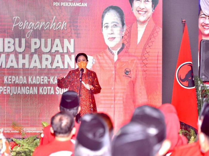 Ketua DPR RI Puan Maharani bertemu dengan para kader PDI Perjuangan (PDIP) Kota Surabaya di Kantor DPC