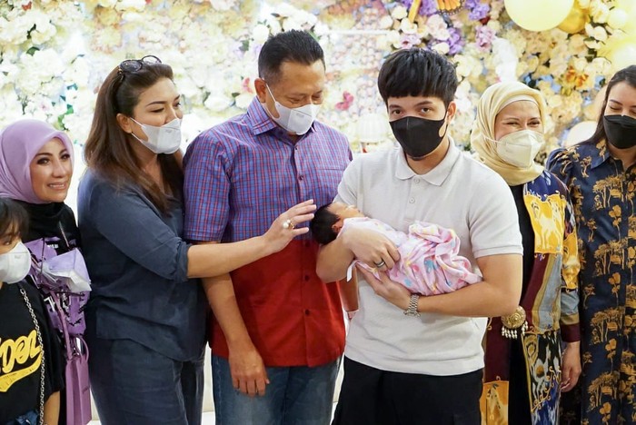 Ketua MPR Bambang Soesatyo bersama keluarga melakukan kunjungan ke rumah pasangan selebritis Atta Halilintar dan Aurel Hermansyah.