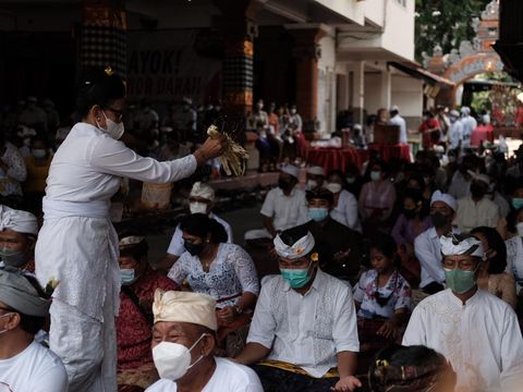 Umat Hindu di Kota Bekasi, Jawa Barat (Jabar), melakukan upacara ritual Tawur Agung Kesanga di Pura Agung Tirta Bhuana. Pelaksanaan Tawur Agung Kesanga dilakukan sehari sebelum perayaan Nyepi 2022.