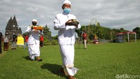 Tawur berarti membayar atau mengembalikan atau diartikan dengan mengembalikan sari-sari alam yang telah digunakan manusia. Sari-sari alam tersebut dikembalikan melalui upacara ini yang dipersembahkan kepada para bhuta (sesuatu yang negatif).  