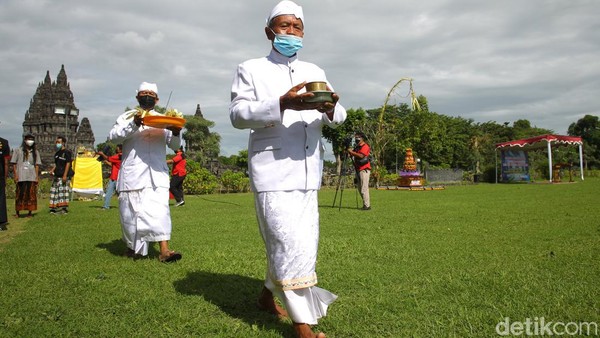 Tawur berarti membayar atau mengembalikan atau diartikan dengan mengembalikan sari-sari alam yang telah digunakan manusia. Sari-sari alam tersebut dikembalikan melalui upacara ini yang dipersembahkan kepada para bhuta (sesuatu yang negatif).  