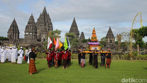 Ratusan umat Hindu mengikuti upacara Tawur Agung Kesanga 1944 Saka di komplek Candi Prambanan, Klaten, Jawa Tengah, Rabu (2/3/2022).  Ratusan umat Hindu mengikuti upacara Tawur Agung Kesanga 1944 Saka di komplek Candi Prambanan, Klaten, Jawa Tengah, Rabu (2/3/2022). Â