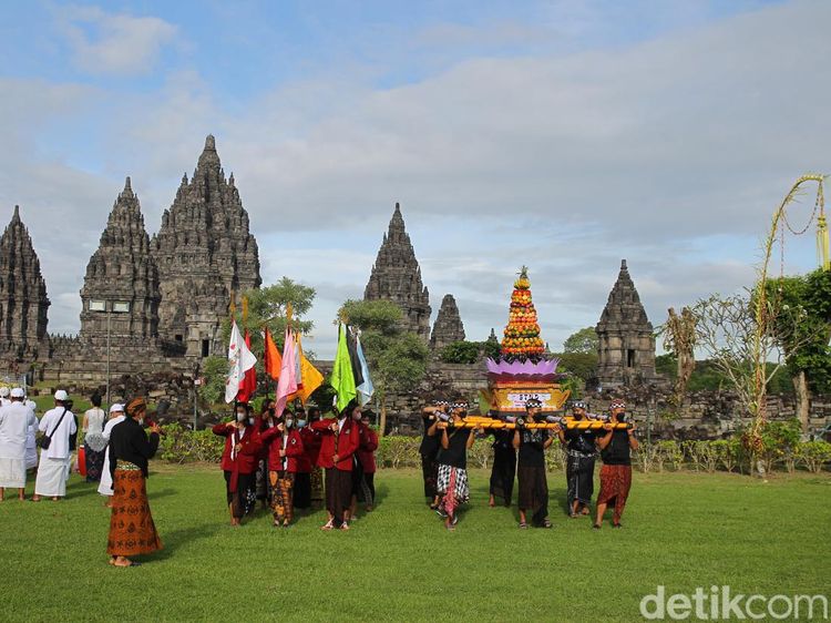 Khusyuk Upacara Tawur Agung Kesanga di Candi Prambanan