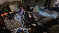 Invasi Rusia ke Ukraina menyebabkan anak-anak menjadi korban. Puluhan anak harus menjalani perawatan di shelter bom ruang bawah tanah rumah sakit.]