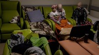 Rumah sakit anak terbesar di Kiev, Ukraina, terpaksa harus merawat anak-anak di shelter bom. Sampai hari ini, belum ada tanda-tanda mereka akan dipindahkan ke tempat lain. (Foto: Getty Images/Chris McGrath)