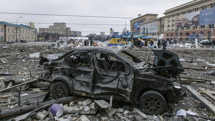 Kota-kota Ukraina Luluh Lantak Digempur Rusia A member of the Ukrainian Emergency Service looks at the City Hall building in the central square following shelling in Kharkiv, Ukraine, Tuesday, March 1, 2022. (AP Photo/Pavel Dorogoy)