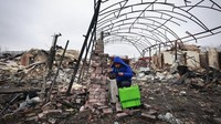 Kementerian Pertahanan Rusia mendesak penduduk Kiev untuk segera mengungsi. (AP Photo/Serhii Nuzhnenko)