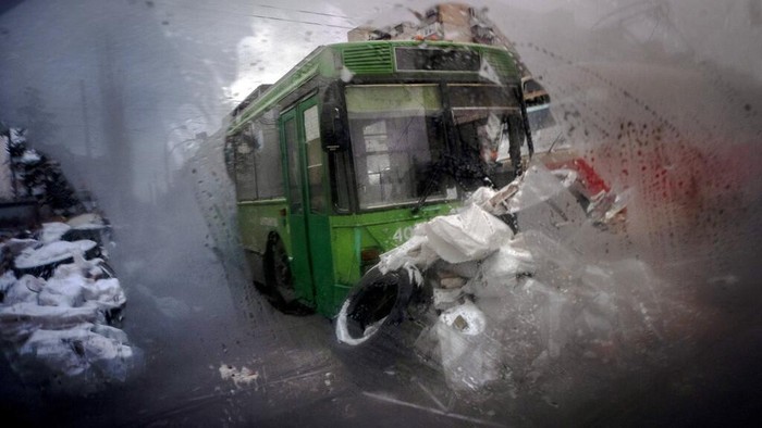 Kota-kota Ukraina Luluh Lantak Digempur Rusia A barricade made of trams, buses and sand bags is seen through the window of car in the northern part of Kyiv, on Tuesday, March 1, 2022. (AP Photo/Ricard Garcia Vilanova)