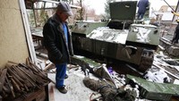 Menurut Kepala Kantor Kepresidenan Ukraina, Andriy Yermak, selain menghancurkan menara stasiun televisi, gempuran terbaru Rusia itu turut menerjang monumen peringatan tragedi holocaust. (AP Photo/Serhii Nuzhnenko)