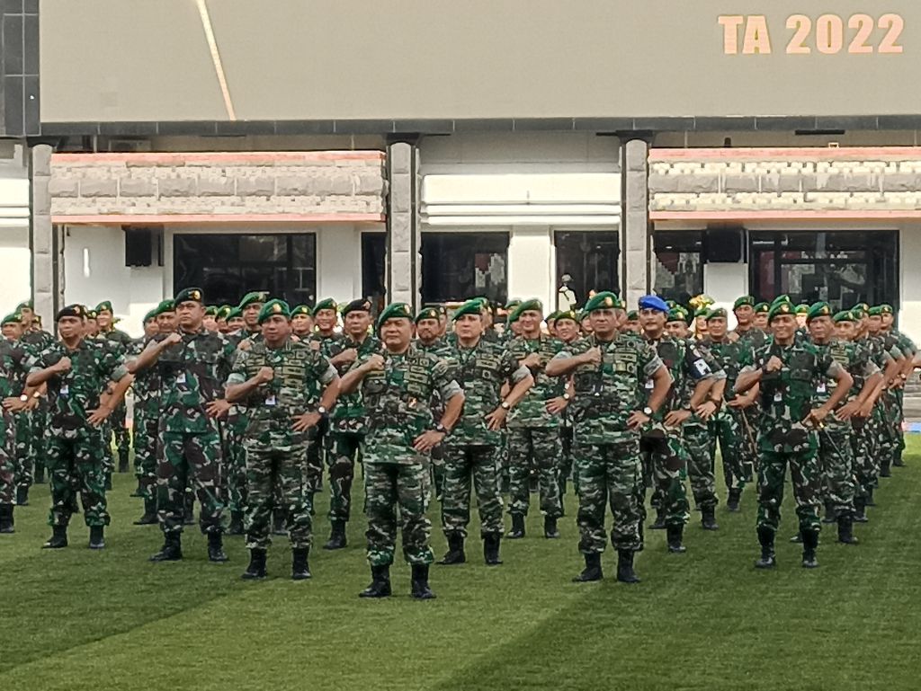 KSAD Jenderal Dudung Abdurachman pamer seragam baru TNI AD.