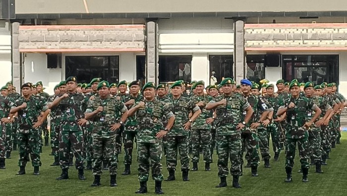 KSAD Jenderal Dudung Abdurachman pamer seragam baru TNI AD.