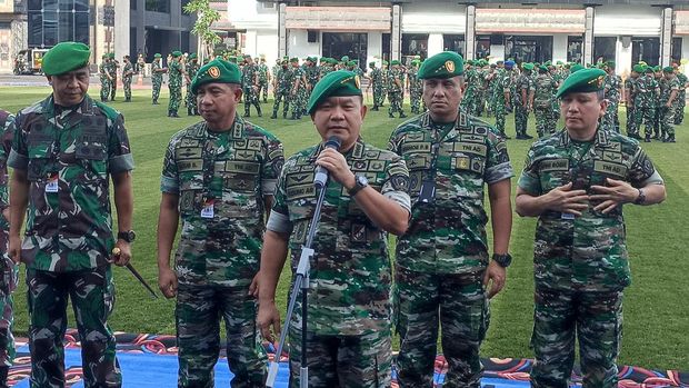 KSAD General Dudung Abdurachman shows off the new TNI AD uniform.