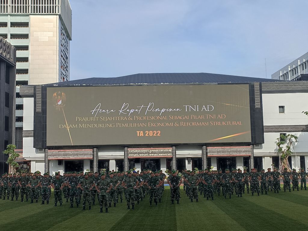 KSAD Jenderal Dudung Abdurachman pamer seragam baru TNI AD.