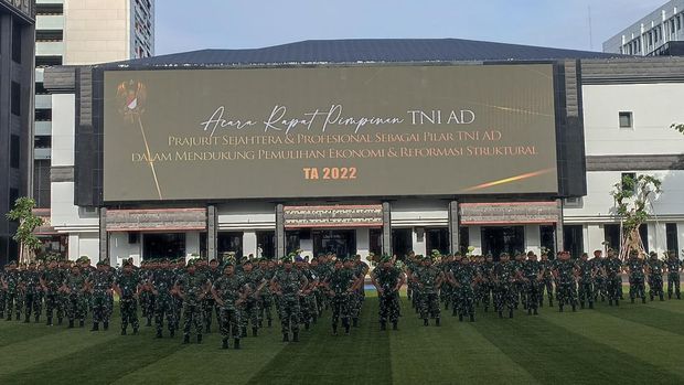KSAD Jenderal Dudung Abdurachman pamer seragam baru TNI AD.