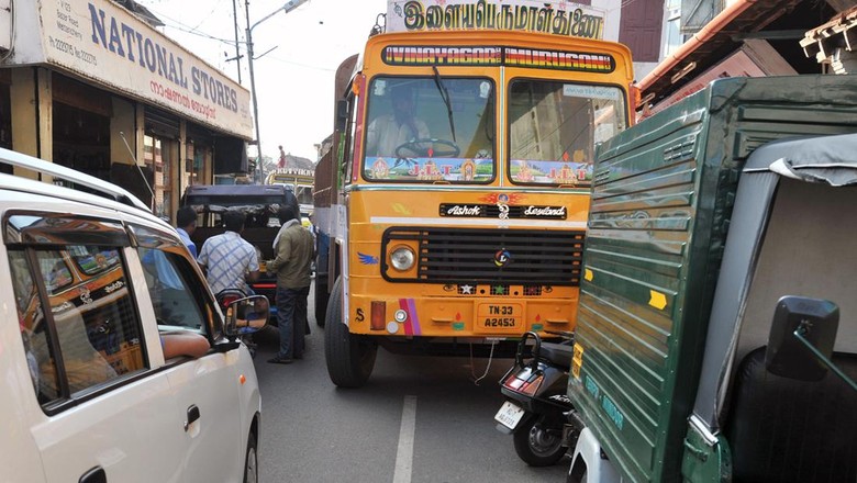 Lalu lintas di Kochi, India Lalu lintas di Kochi, India