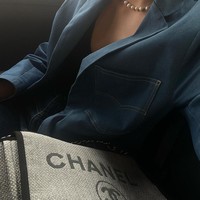 Apa kamu sedang duduk di bungker? Seperti seekor tikus? Bicara dengan kriminal itu, berhenti membunuh, Saat kamu jalan-jalan di Monoko, orang seusiamu sedang sekarat di Ukraina karena ayahmu, tulis netizen.Foto: Instagram