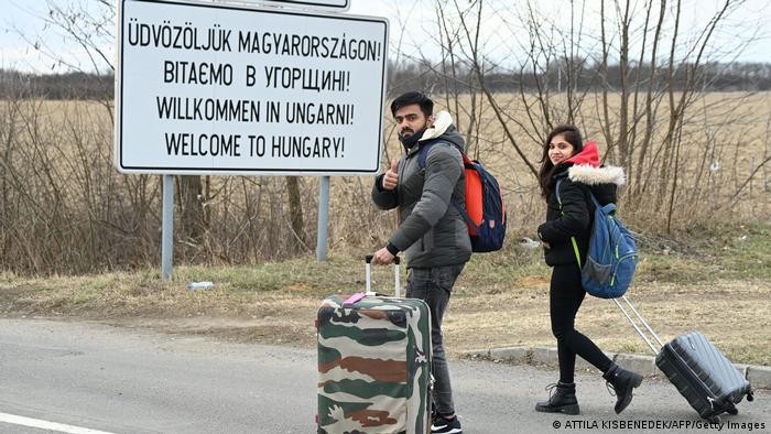 Mahasiswa dari India melintasi perbatasan dengan berjalan kaki di Barabas, Hungaria, pada Senin (28/02) (ATTILA KISBENEDEK/AFP/Getty Images)