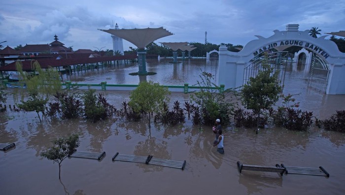 Masjid Agung Kesultanan Banten Tergenang Banjir Kawasan Mesjid Agung Kesultanan Banten tergenang banjir di Kasemen, Kota Serang, Selasa (1/3/2022). Banjir di 22 titik yang terdapat di 4 kecamatan tersebut terjadi setelah hujan lebat sejak Senin (28/2) dan dilaporkan sebanyak dua orang meninggal dunia, ratusan warga mengungsi serta puluhan rumah rusak. ANTARA FOTO/Asep Fathulrahman/rwa.
