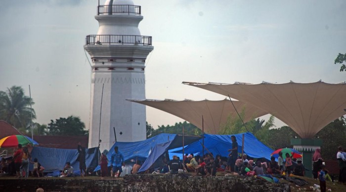 Masjid Agung Kesultanan Banten Tergenang Banjir Kawasan Mesjid Agung Kesultanan Banten tergenang banjir di Kasemen, Kota Serang, Selasa (1/3/2022). Banjir di 22 titik yang terdapat di 4 kecamatan tersebut terjadi setelah hujan lebat sejak Senin (28/2) dan dilaporkan sebanyak dua orang meninggal dunia, ratusan warga mengungsi serta puluhan rumah rusak. ANTARA FOTO/Asep Fathulrahman/rwa.