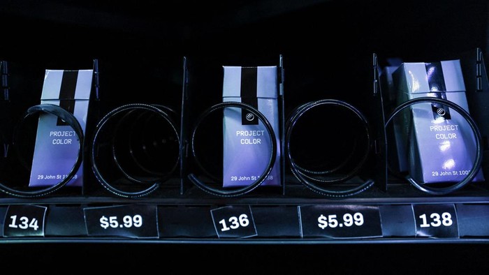 Mesin Penjual Otomatis NFT di New York Neon meluncurkan mesin penjual otomatis non-fungible token (NFT) di New York City. Mesin penjual otomatis ini merupakan yang pertama di dunia.