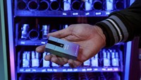 Mesin penjual otomatis NFT menawarkan kode QR yang terdapat pada slip di kotak kertas kecil.