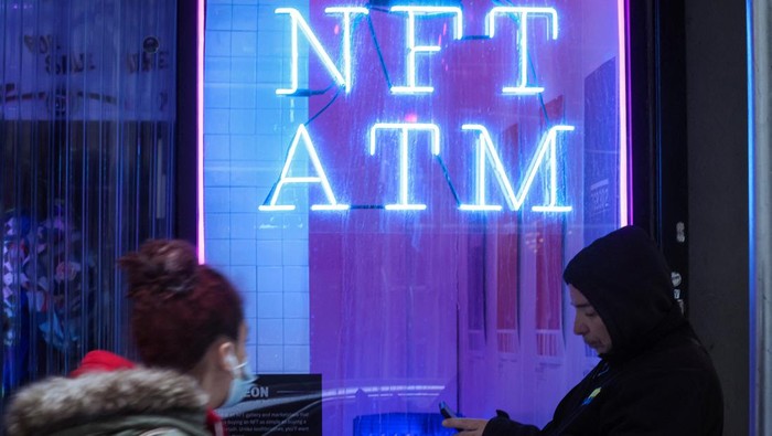 Neon meluncurkan mesin penjual otomatis non-fungible token (NFT) di New York City. Mesin penjual otomatis ini merupakan yang pertama di dunia.