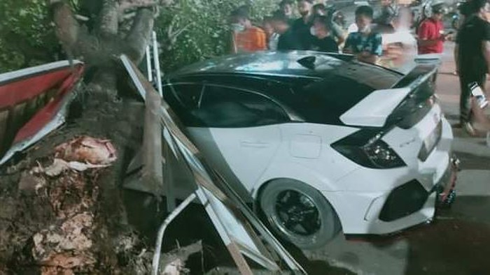Mobil mewah tertimpa pohon tumbang di Kendari, Sultra.