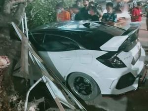 Mobil Mewah di Kendari Ringsek Parah Ditimpa Pohon Tumbang