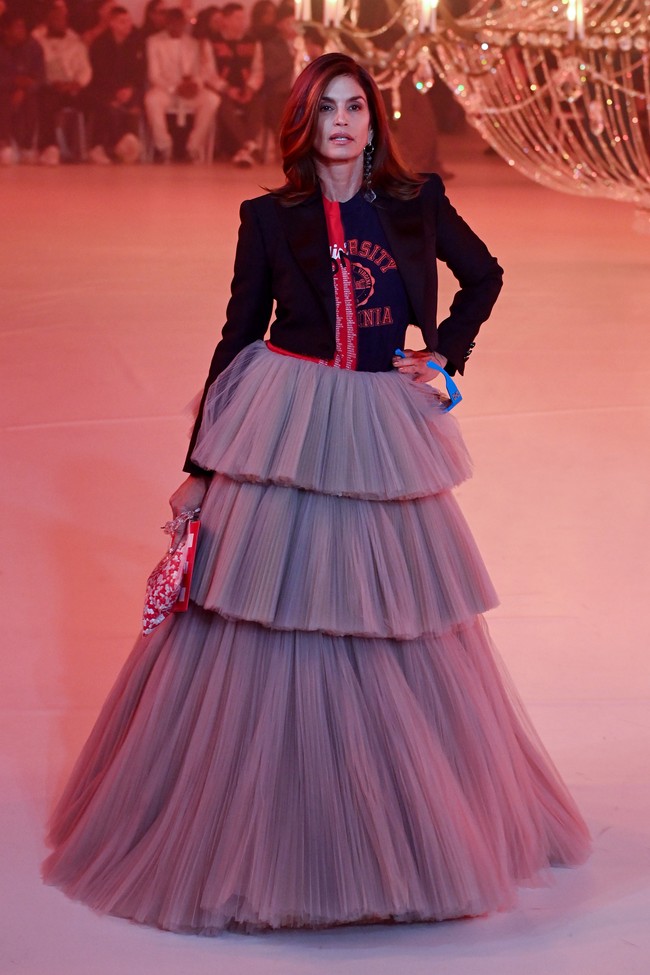 Cindy Crawford mencuri perhatian seorang fotografer saat berada di tengah kerumunan siswa yang menonton pertandingan football SMA. Hasil fotonya berhasil menarik agensi untuk merekrutnya sebagai model. Foto: Getty Images/Pascal Le Segretain