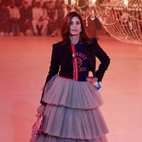 Cindy Crawford mencuri perhatian seorang fotografer saat berada di tengah kerumunan siswa yang menonton pertandingan football SMA. Hasil fotonya berhasil menarik agensi untuk merekrutnya sebagai model. Foto: Getty Images/Pascal Le Segretain