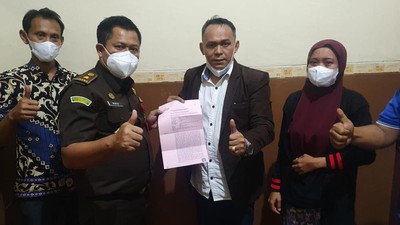 Begini Momen Nurhayati Terima Surat Penghentian Penuntutan dari Jaksa