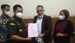 Begini Momen Nurhayati Terima Surat Penghentian Penuntutan dari Jaksa