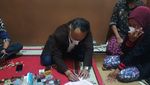 Begini Momen Nurhayati Terima Surat Penghentian Penuntutan dari Jaksa