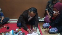 Saat menandatangani surat penerimaan SKP2 itu, Nurhayati terlihat menangis haru. (dok.Kejagung).