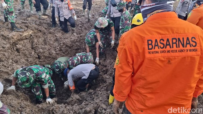 Tim SAR gabungan menemukan satu korban tewas longsor di Nagari Malampah, Kecamatan Tigo Nagari, Kabupaten Pasaman, Sumbar Rabu (2/3/2022) pagi.