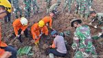 Momen Tim SAR Gabungan Temukan Jasad Korban Gempa Pasaman