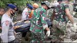 Momen Tim SAR Gabungan Temukan Jasad Korban Gempa Pasaman