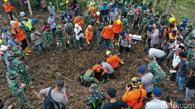 Momen Tim SAR Gabungan Temukan Jasad Korban Gempa Pasaman