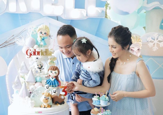 Suami Momo pun tampak hadir dan menemani di perayaan ulang tahun sang anak. Mereka pun tampil kompak mengenakan busana yang senada dengan tema perayaan ulang tahun, yaitu warna biru. Foto: Instagram/@therealmomogeisha