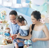 Suami Momo pun tampak hadir dan menemani di perayaan ulang tahun sang anak. Mereka pun tampil kompak mengenakan busana yang senada dengan tema perayaan ulang tahun, yaitu warna biru. Foto: Instagram/@therealmomogeisha