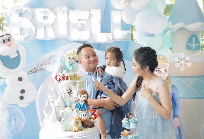 Kue ulang tahunnya tampak cukup besar dengan dihiasi ornamen-ornamen bertema Frozen. Di kue ulang tahunnya itu pun terdapat nama sang anak, Gabriella. Foto: Instagram/@therealmomogeisha
