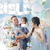 Kue ulang tahunnya tampak cukup besar dengan dihiasi ornamen-ornamen bertema Frozen. Di kue ulang tahunnya itu pun terdapat nama sang anak, Gabriella. Foto: Instagram/@therealmomogeisha