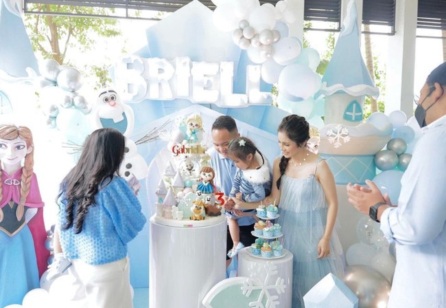 Penampilan Momo di acara ulang tahun sang anak pun cukup mencuri atensi. Menggunakan dress berwarna biru, Momo disebut tampil bak princess. Foto: Instagram/@therealmomogeisha