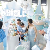 Penampilan Momo di acara ulang tahun sang anak pun cukup mencuri atensi. Menggunakan dress berwarna biru, Momo disebut tampil bak princess. Foto: Instagram/@therealmomogeisha