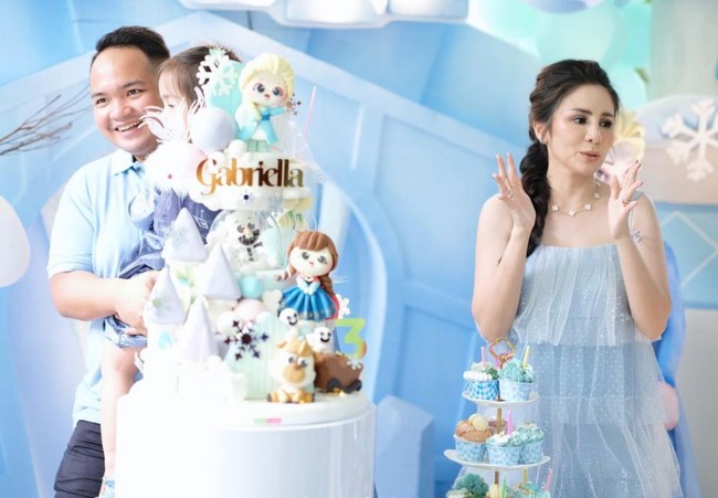 Mirip seperti gaya princess Elsa di film Frozen, Momo Geisha pun memilih untuk mengepang rambut panjangnya. Untuk mempercantik penampilannya, Momo menambahkan aksesori berupa cincin dan kalung. Foto: Instagram/@therealmomogeisha