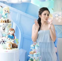 Mirip seperti gaya princess Elsa di film Frozen, Momo Geisha pun memilih untuk mengepang rambut panjangnya. Untuk mempercantik penampilannya, Momo menambahkan aksesori berupa cincin dan kalung. Foto: Instagram/@therealmomogeisha