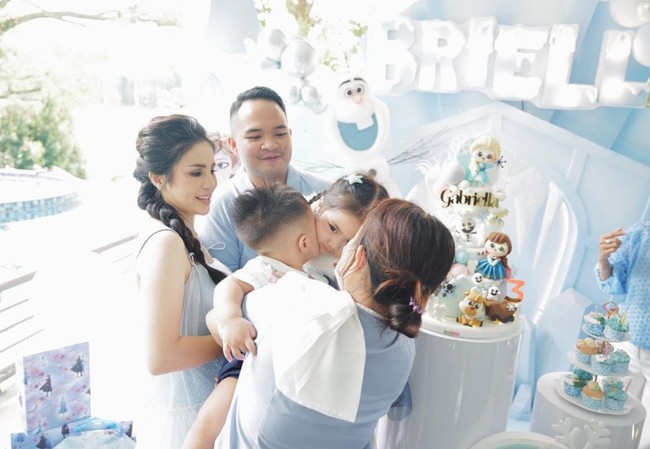 Penampilan Momo itu yang kemudian banyak dipuji netizen. Tak sedikit yang menyebutnya mirip dengan putri di film dongeng. Momooooo rambut nya bagus banget like a princesssss, komentar salah seorang netizen. Mami nya cantik amat udah kyk Rafunzellllll, tambah netizen lain. Foto: Instagram/@therealmomogeisha