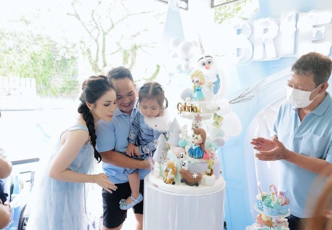 Pesta ulang tahun Briell itu tampak dihadiri oleh sejumlah anggota keluarga. Para anggota keluarganya pun kompak mengenakan pakaian berwarna biru. Foto: Instagram/@therealmomogeisha