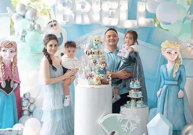 Begini penampilan Momo Geisha bersama suami dan kedua anaknya. Keempatnya terlihat kompak bersama sebagai sebuah keluarga. Foto: Instagram/@therealmomogeisha