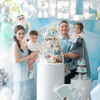 Begini penampilan Momo Geisha bersama suami dan kedua anaknya. Keempatnya terlihat kompak bersama sebagai sebuah keluarga. Foto: Instagram/@therealmomogeisha